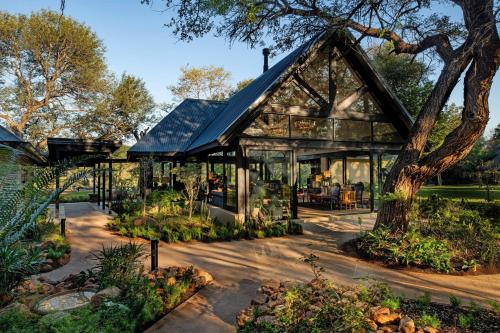 Bar/Lounge, Kings Camp Private Game Reserve in Kruger National Park