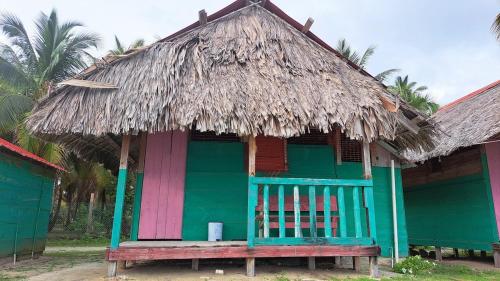 Guna Yala alojamiento frente al mar Niadub in 埃波班尼