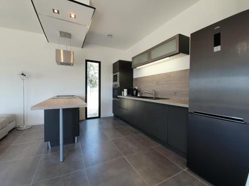 virtuve, Villa with Pool  Views in Oupia