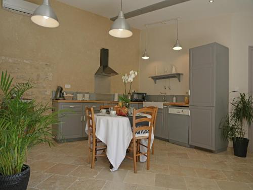 kuhinja, Farmhouse in Carpentras with Pool in Les Lones