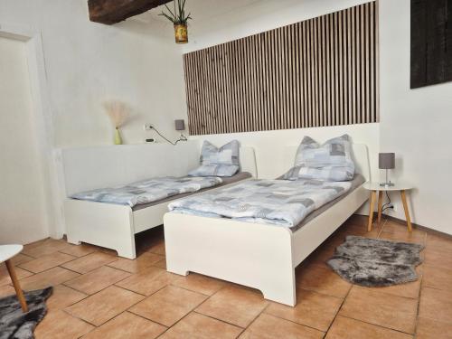 2 twin beds, 1 sofa bed