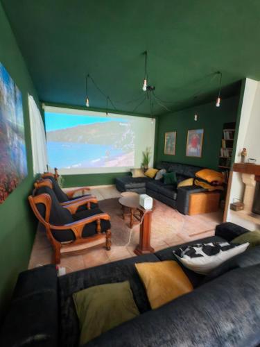 Koplietošanas atpūtas telpa ar TV, L'Eau Vive Villa 6 pers parc 3000m2 à 50 m de la rivière (L'Eau Vive Villa 6 pers parc 3000m2 a 50 m de la riviere) in Fraisse-sur-Agout