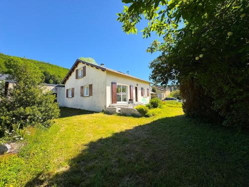 Dārzs, L'Eau Vive Villa 6 pers parc 3000m2 à 50 m de la rivière (L'Eau Vive Villa 6 pers parc 3000m2 a 50 m de la riviere) in Fraisse-sur-Agout