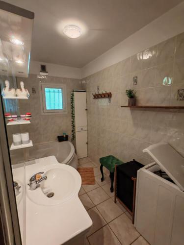 L'Eau Vive Villa 6 pers parc 3000m2 à 50 m de la rivière (L'Eau Vive Villa 6 pers parc 3000m2 a 50 m de la riviere) in Fraisse-sur-Agout