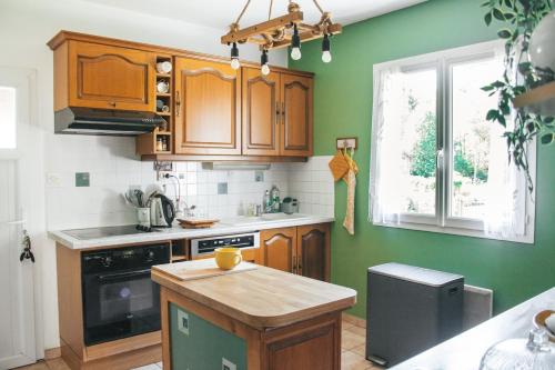 virtuve, L'Eau Vive Villa 6 pers parc 3000m2 à 50 m de la rivière (L'Eau Vive Villa 6 pers parc 3000m2 a 50 m de la riviere) in Fraisse-sur-Agout