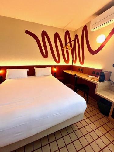 1 queen bed, 1 twin bed