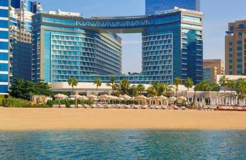 Seven Palm Jumeirah! Exceptional Rooftop Infinity Pool! Private Beach! Studio with a Balcony!, Dubaj (zdjęcie 3)