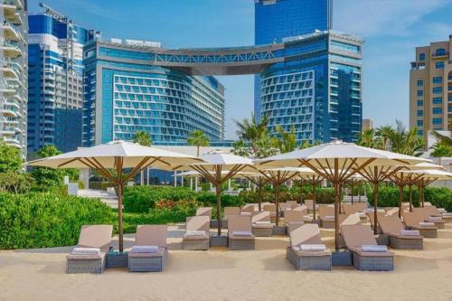 Seven Palm Jumeirah! Exceptional Rooftop Infinity Pool! Private Beach! Studio with a Balcony!, Dubaj (zdjęcie 4)
