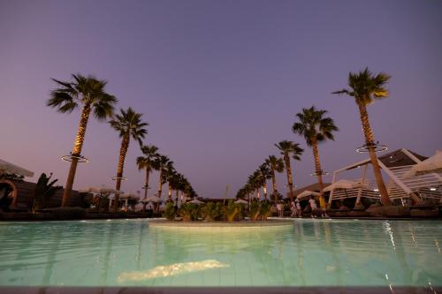 Shades Beach Club – khách sạn tại Durrat Al-Arus