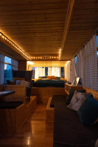 Autobuseek - Unique Stay in Karosa 735 in กาโลวานี