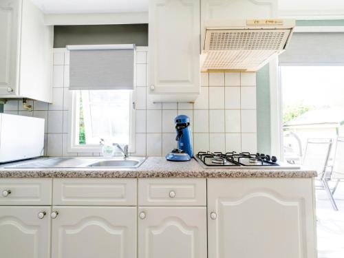 Kitchen, Chalet in Stegeren near Hiking Trails in Buurtschap Stegerveld
