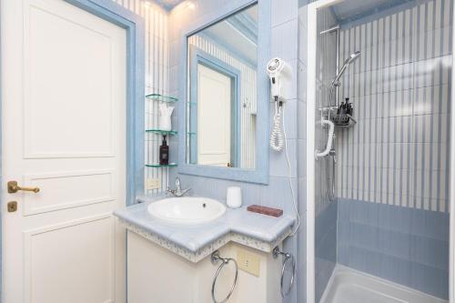 Fontana Di Trevi Penthouse - image 11