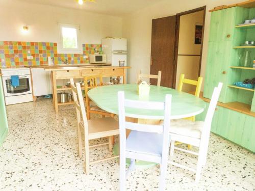 virtuve, Holiday Home Talairan with Pool and BBQ in Talairana