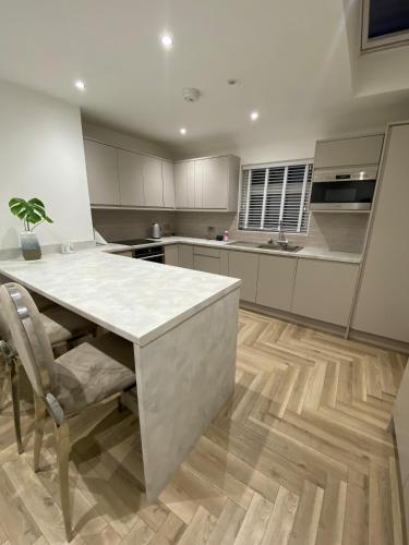 Kitchen, Bright 2-Bed Apartment 4 Min Walk to Crosby Beach in Crosby