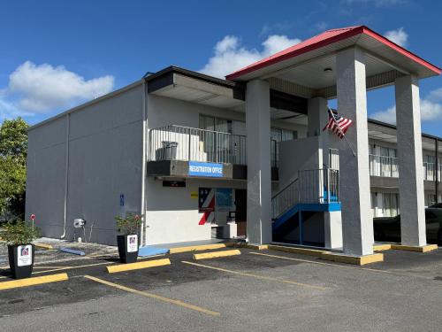 Motel 6 Englewood, FL - 숙소 외관