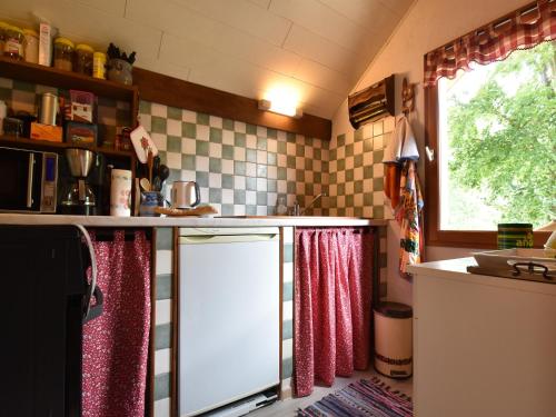 кухня, Quiet Chalet with Garden in Saint-Quirin