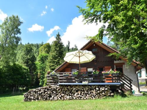Фасада на хотела, Quiet Chalet with Garden in Saint-Quirin