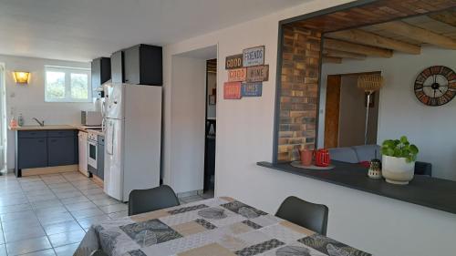virtuve, Le Gîte des Bruns (Le Gite des Bruns) in Paray Le Fresil