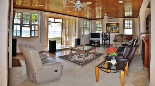 Majestic Beach House Jamaica in Rio Bueno