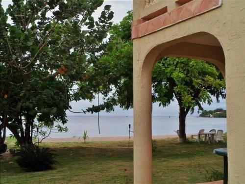 Majestic Beach House Jamaica in Rio Bueno