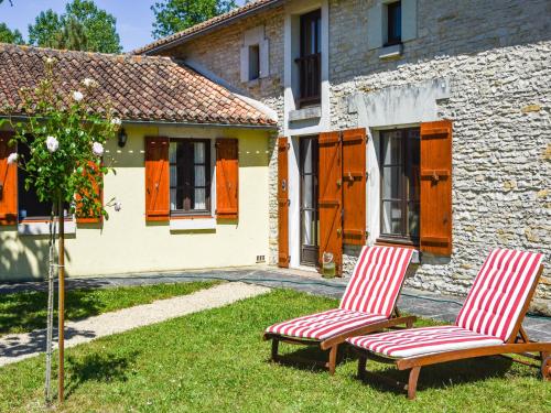 Balkons/terase, Countryside Family Haven for 8 with Pool in Saint Jean De Sauves