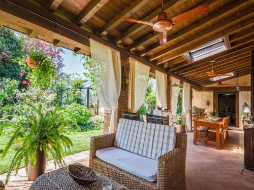 Balkons/terase, Spacious Holiday Home in Castelbelforte with Swimming Pool in Castelbelforte