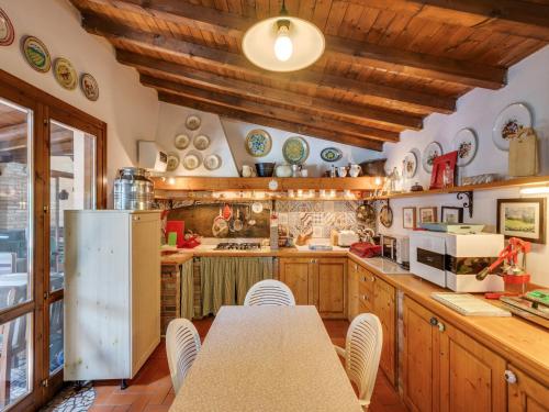 virtuve, Spacious Holiday Home in Castelbelforte with Swimming Pool in Castelbelforte