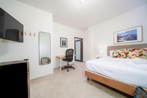 Room 1: Accessible Suite Roll In Shower Modern Design and Prime San Juan Location
