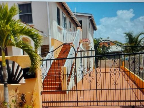 Tropical Apartment with private patio, Walk to Beaches, Shops and Cafes in ספייסטאון