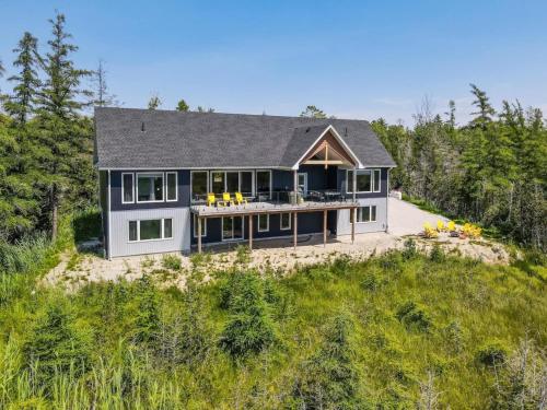 Huronia Luxury Lakefront Views & Game Room! in Red Bay (ON)