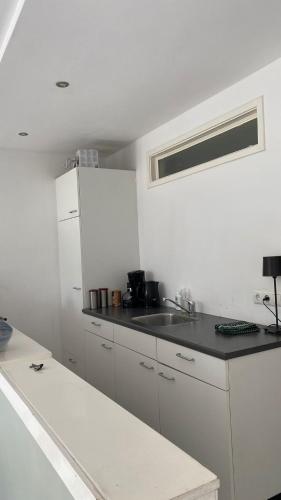 Canal Garden Apartment StayWell Amsterdam, Амстердам (фото 9)