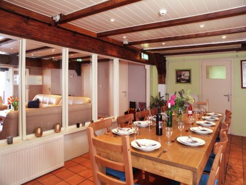 Létesítmények, Farmhouse in Oosterwijk by River Linge in Kedichem