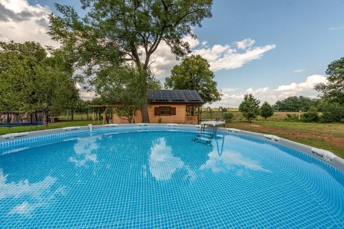 Peldbaseins, Forest Paradise in Ličko Petrovo Selo