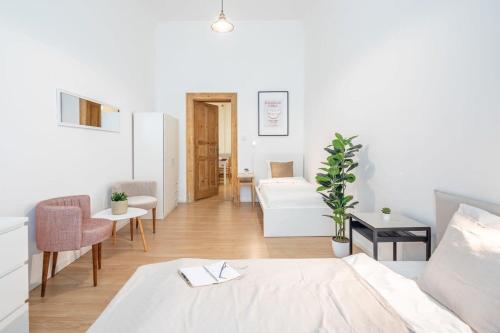 Convenient apartment at trendy neighbourhood - image 3