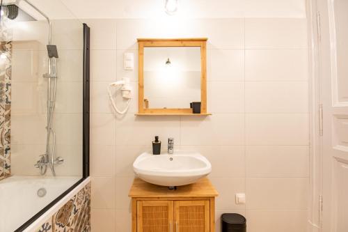 Central - Colourful - Cozy - image 11