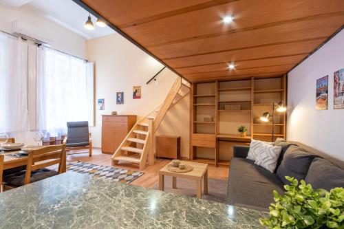 Central - Colourful - Cozy - image 5