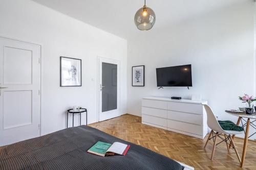 Stylish studio great location - image 7
