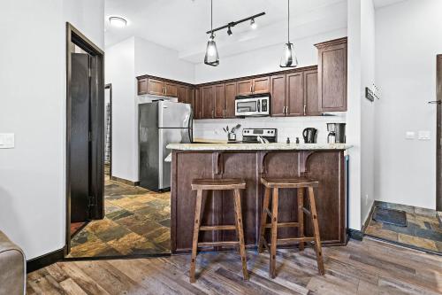 Mountain Getaway in Canmore - Sleeps 6 - Pool & Hottub, Canmore (photo 8)