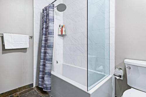 Mountain Getaway in Canmore - Sleeps 6 - Pool & Hottub, Canmore (photo 9)