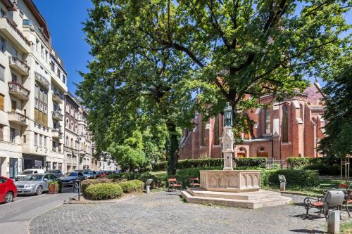 Superb Location - Classic Design - image 4