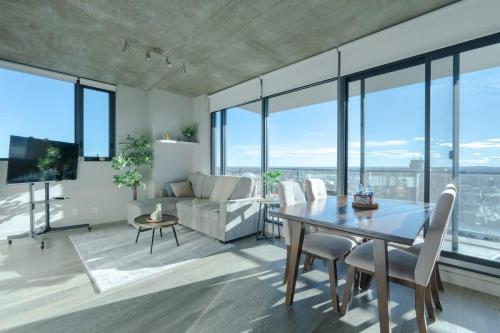 Downtown Sunny Highrise Corner Condo Sleeps 7