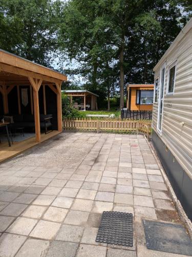 Buitenkant, Casa Elixa prachtige stacaravan met heerlijke overkapping in Verspreide huizen Eext