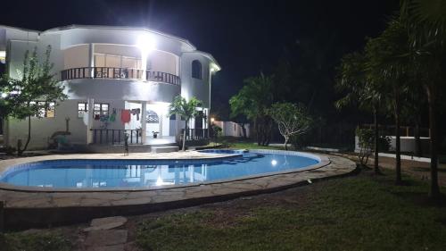 Elegant 5BR Diani Villa with Pool & Beach Access - image 5
