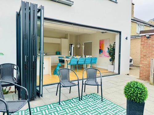 Létesítmények, Cambridge 4 Bedroom House with Private Garden, Parking & AC in Brookfields Kórház környéke