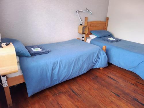 2 twin beds