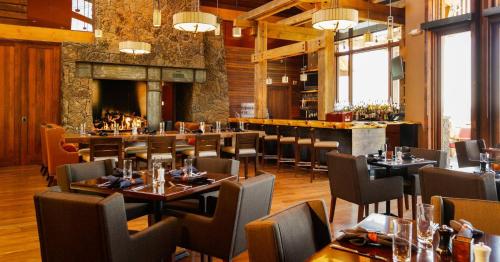 Restaurant, Brasada Getaway-> Privacy, Hot Tub & Theater Room! in Powell Butte (OR)