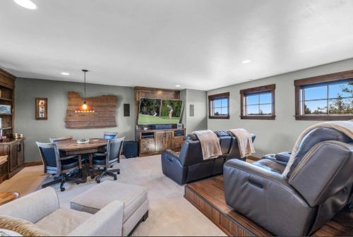 Delt lounge/TV-område, Brasada Getaway-> Privacy, Hot Tub & Theater Room! in Powell Butte (OR)