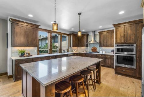 Køkken, Brasada Getaway-> Privacy, Hot Tub & Theater Room! in Powell Butte (OR)