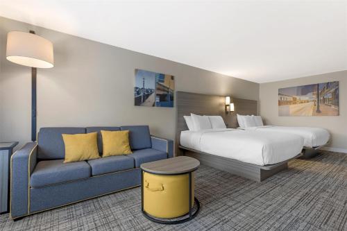 2 queen beds, 1 sofa bed