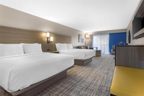 2 queen beds, 1 sofa bed